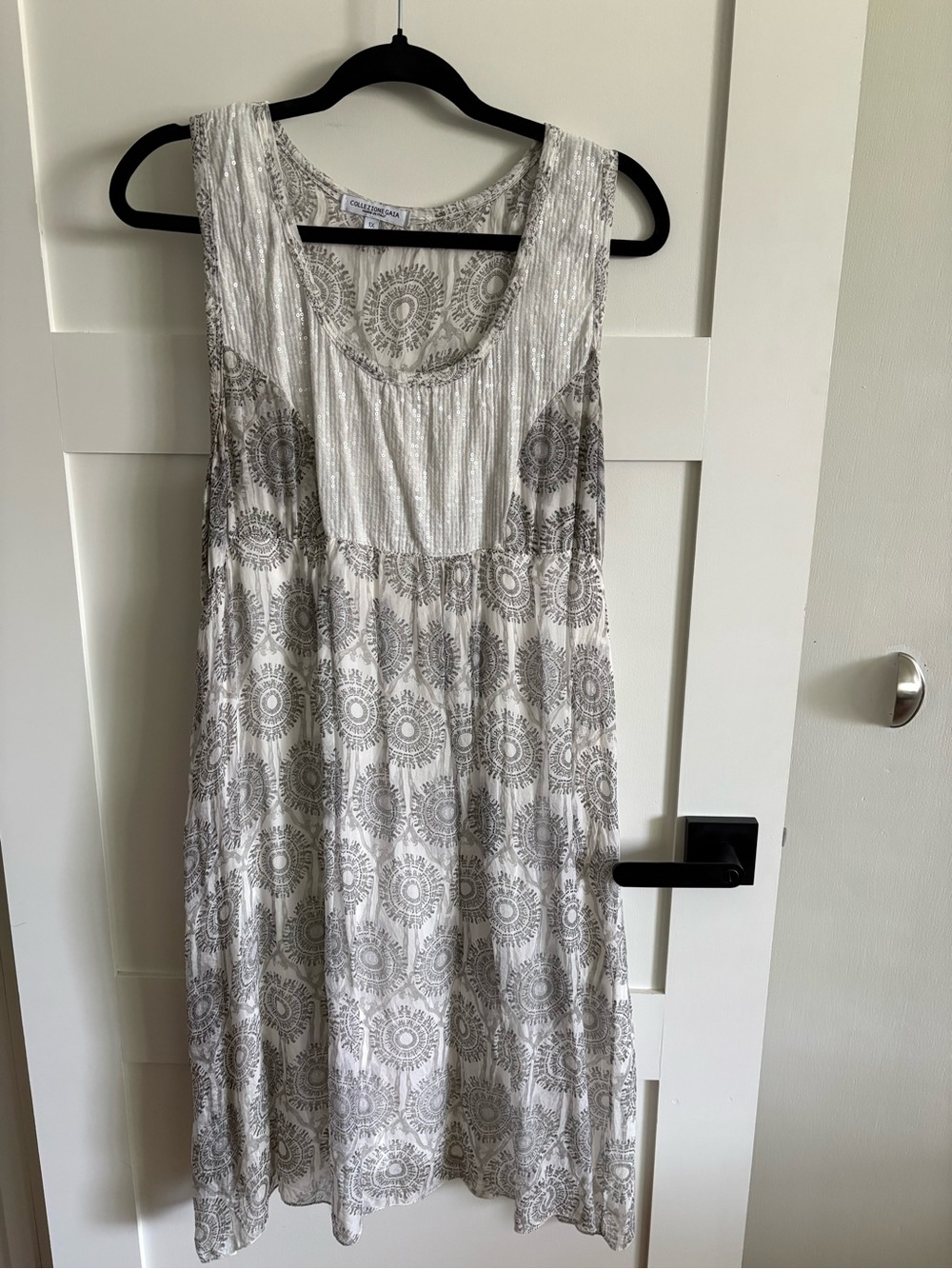 Sleeveless Printed Knee Length Dress in White and Gray